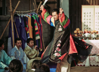 어린 시절 무서운 이야기 Part1: 식칼을 들고 다가온 고모 무당 굿판 경험담