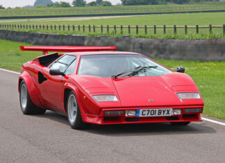 람보르기니 쿤타치: 슈퍼카의 전설적인 혁신과 미래 영감을 불러일으키는 차